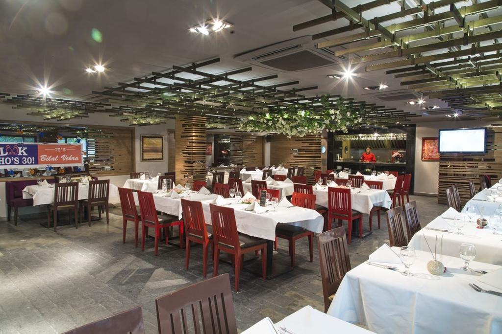 Royaute Luxury Suites And Hotel Gulberg Лахор Экстерьер фото