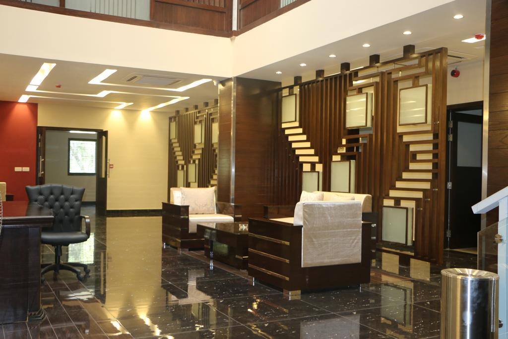 Royaute Luxury Suites And Hotel Gulberg Лахор Экстерьер фото