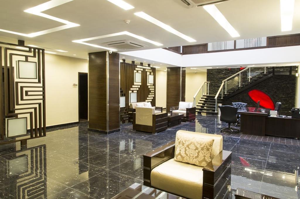 Royaute Luxury Suites And Hotel Gulberg Лахор Экстерьер фото