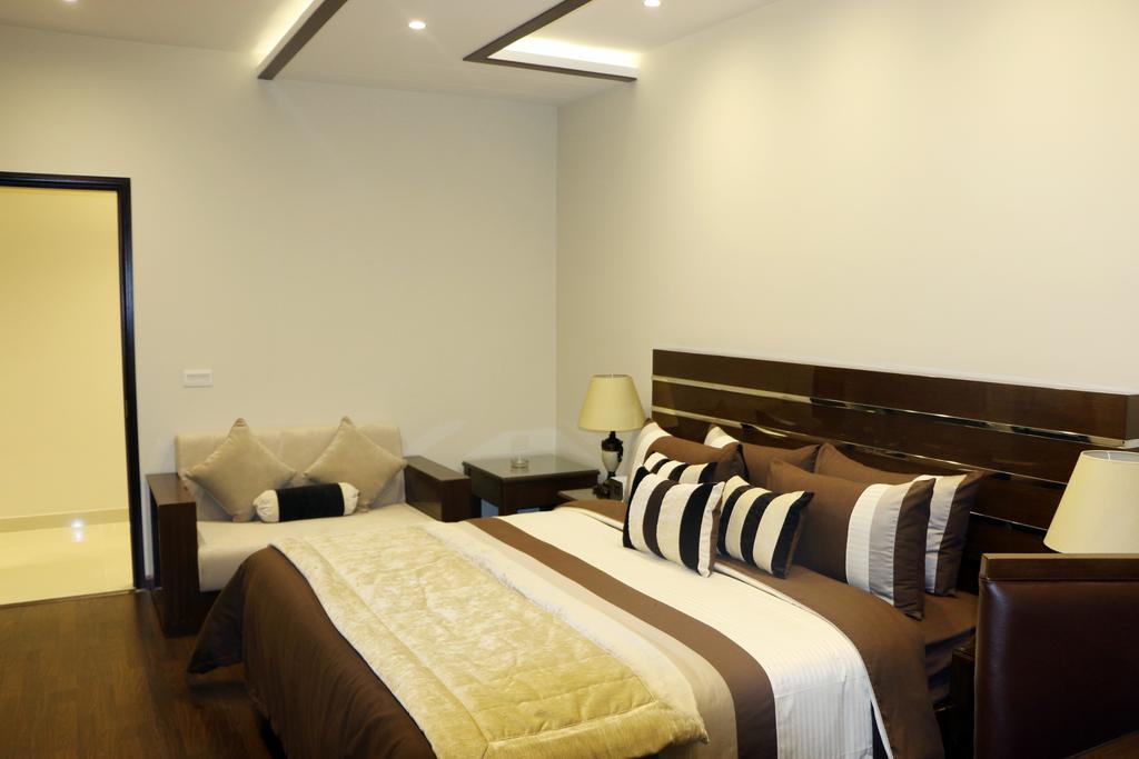 Royaute Luxury Suites And Hotel Gulberg Лахор Экстерьер фото
