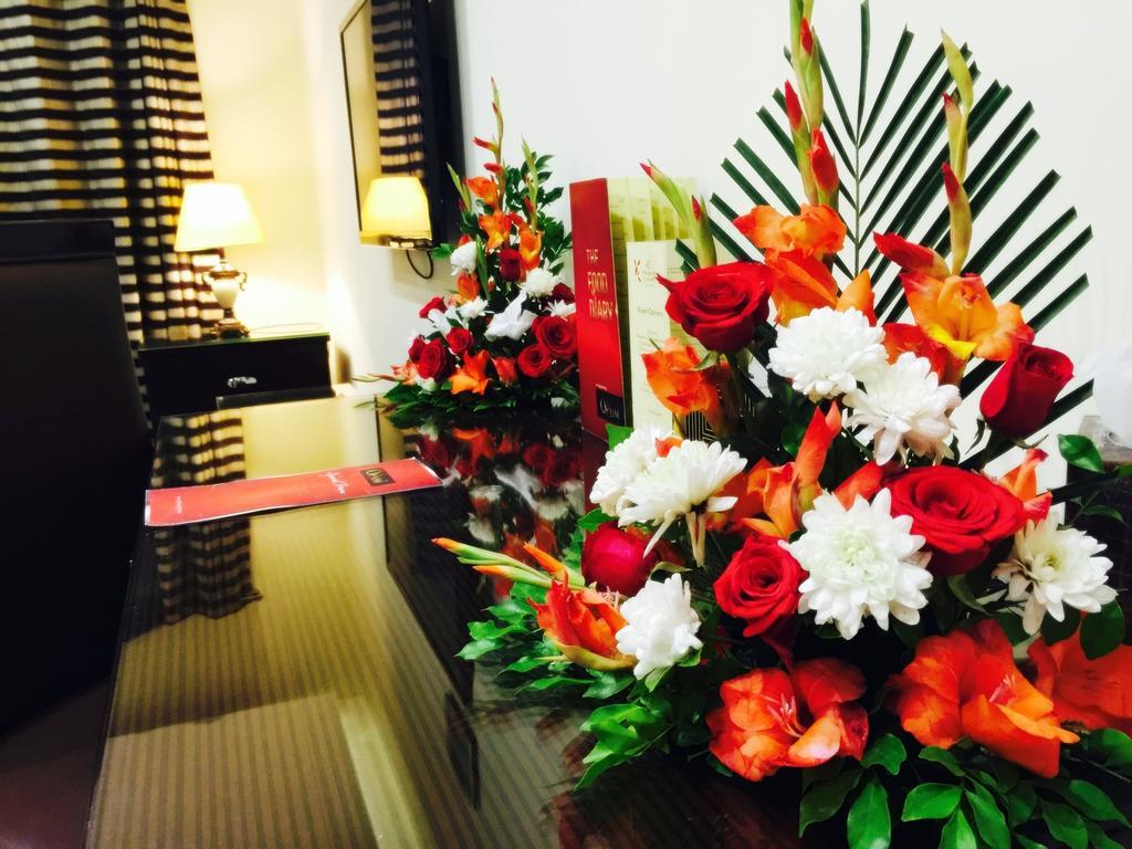 Royaute Luxury Suites And Hotel Gulberg Лахор Экстерьер фото
